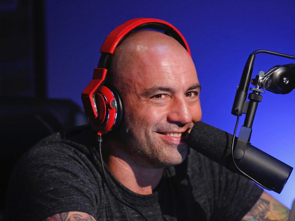 Il podcast di punta di Spotify, "The Joe Rogan Experience", è misteriosamente scomparso dalla piattaforma di streaming due volte in una settimana