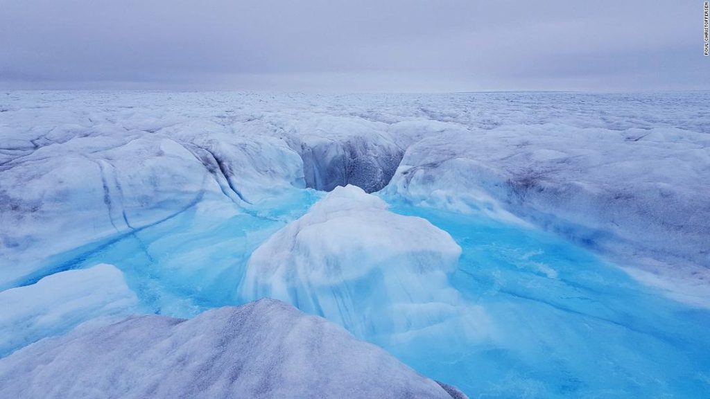 Il ghiaccio della Groenlandia si sta sciogliendo dal basso verso l'alto, molto più velocemente di quanto si pensasse