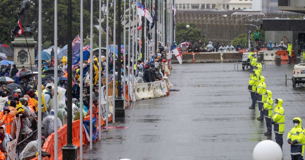 Il neozelandese Ardern etichetta le proteste contro i vaccini "importate" mentre la folla sfida le chiamate ad andarsene