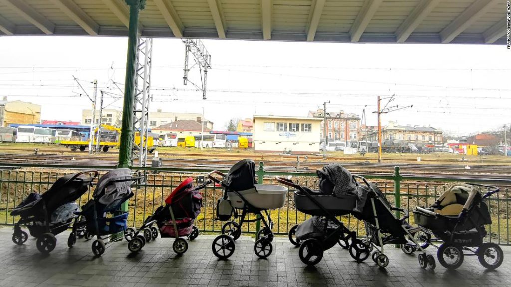 Confine polacco: gli estranei lasciano carrozzine, seggiolini per auto, cappotti invernali e giocattoli per i rifugiati ucraini