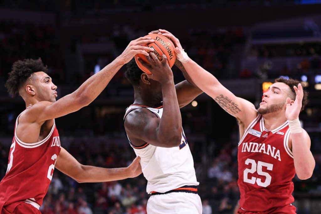 Al campanello: Indiana 65, Illinois 63 - All'interno della sala