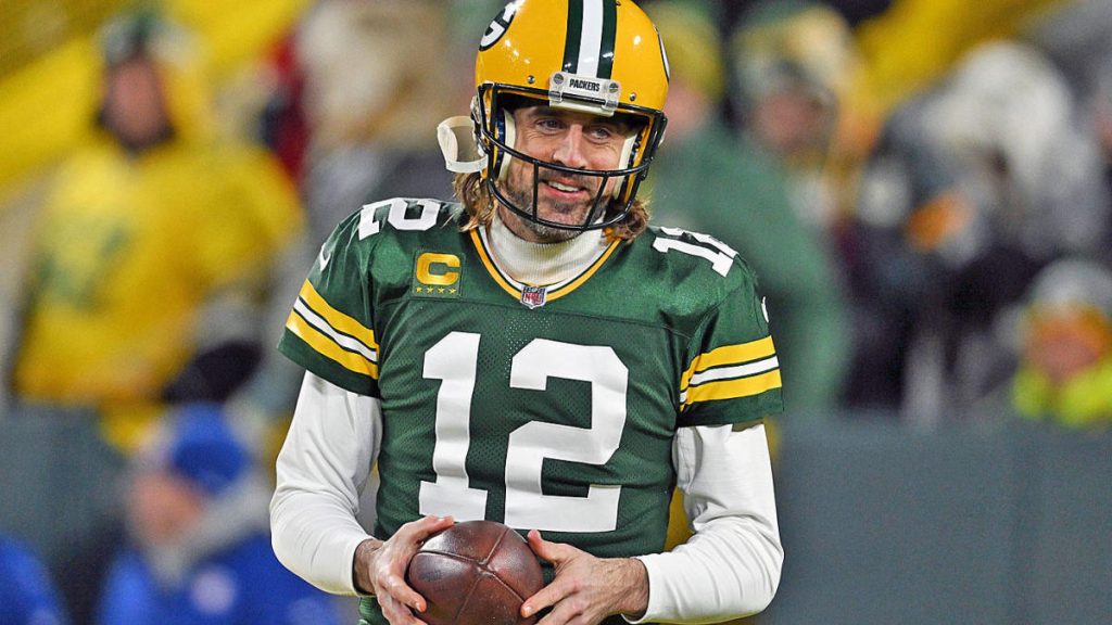 Aaron Rodgers e Packers concordano un contratto quadriennale poiché QB diventa il giocatore più pagato nella storia della NFL