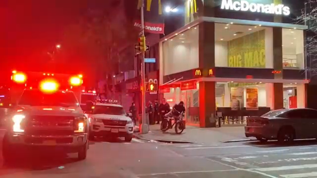 Crimine a New York: un lavoratore di McDonald's accoltellato mentre difendeva i colleghi a East Harlem