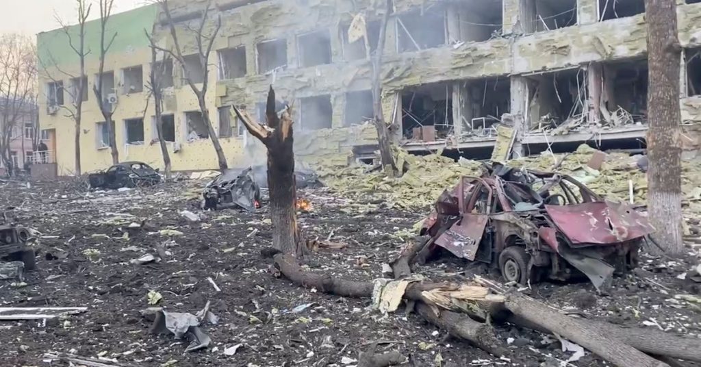 L'Ucraina afferma che la Russia ha bombardato un ospedale pediatrico nell'assediata Mariupol