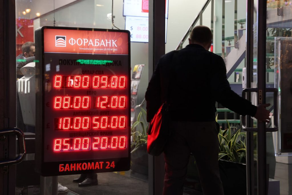 La Banca centrale russa impone controlli sugli acquisti in dollari