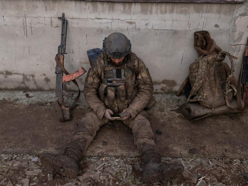 La fidanzata di un soldato ucraino che combatte in prima linea è scioccata dalla gente di Kiev che festeggia mentre la guerra continua