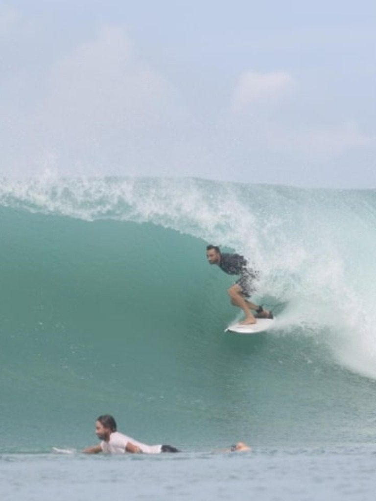 Secondo quanto riferito, i soccorritori hanno trovato gli amici che galleggiavano su tavole da surf.