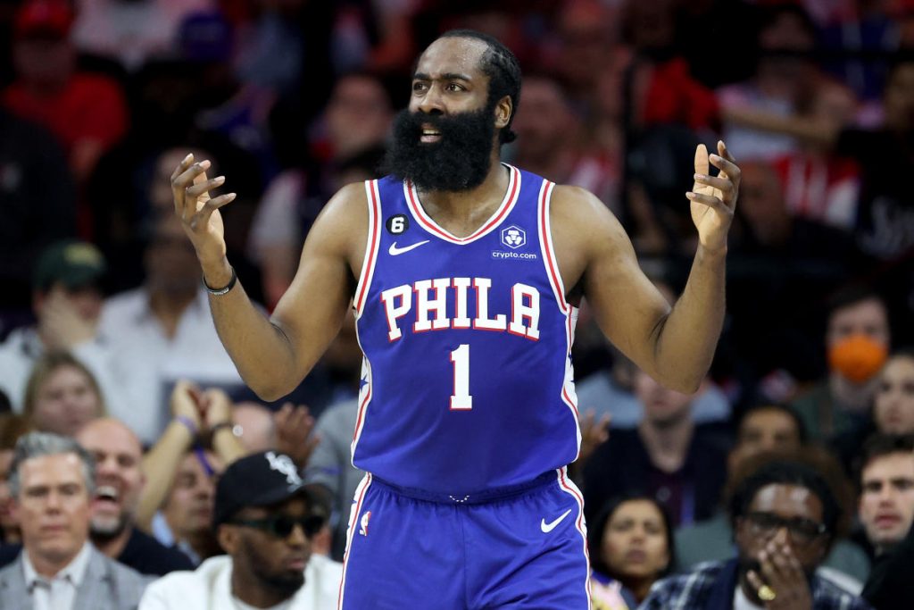 La NBA multa James Harden di 100.000 dollari per aver definito "bugiardo" il CEO dei Sixers, Daryl Morey