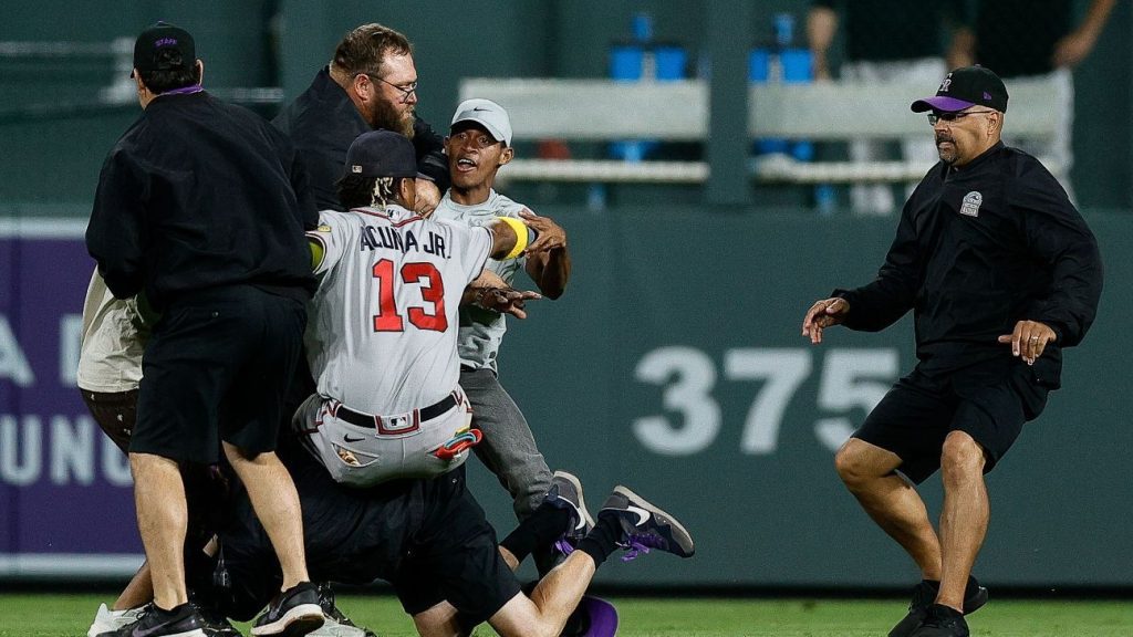 Acuna ha affrontato i Braves con due homer nel settimo inning della vittoria