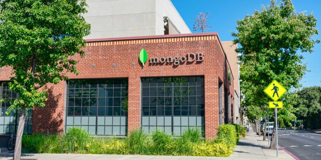 MongoDB ha realizzato grandi profitti.  Perché questo analista mantiene un rating di vendita?