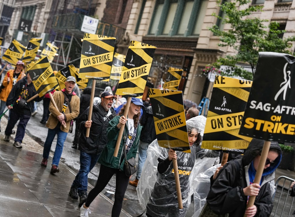 I manifestanti del SAG-AFTRA e alcuni della WGA sfidano la pioggia a New York City - Scadenza