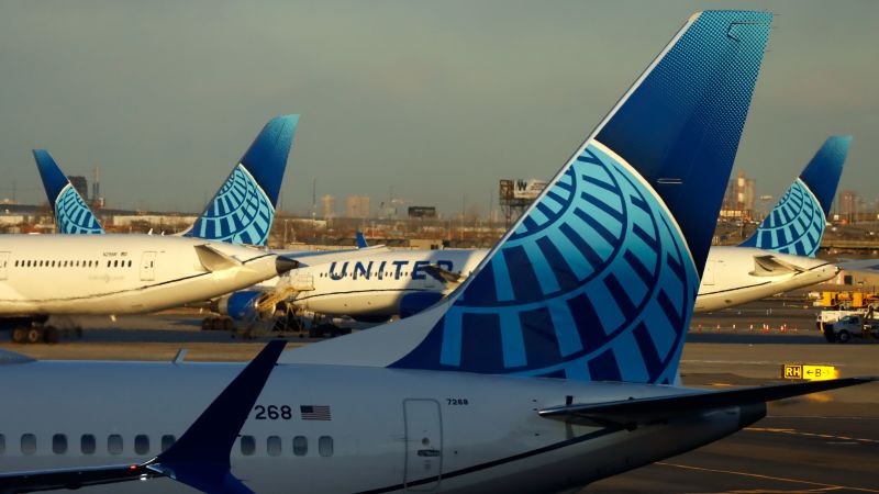 L'aereo della United Airlines atterra a 28.000 piedi in 8 minuti per un "problema di pressione"