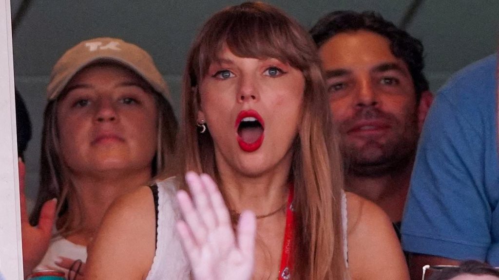 Taylor Swift sta facendo aumentare del 43% il prezzo dei biglietti della NFL per la partita tra New York Jets e Kansas City Chiefs dopo che è emerso che sarebbe stata lì per guardare Travis Kelce giocare