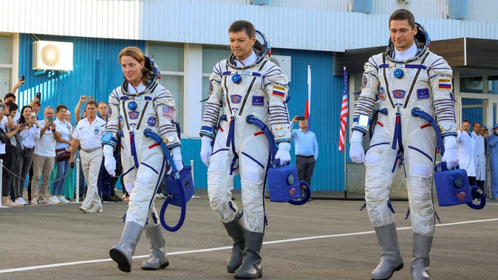 Una navicella spaziale russa Soyuz con due astronauti e un astronauta americano in attracco alla Stazione Spaziale Internazionale  Novità sullo spazio