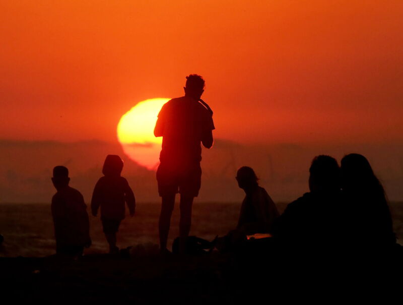 Apparve in silhouette contro il sole al tramonto