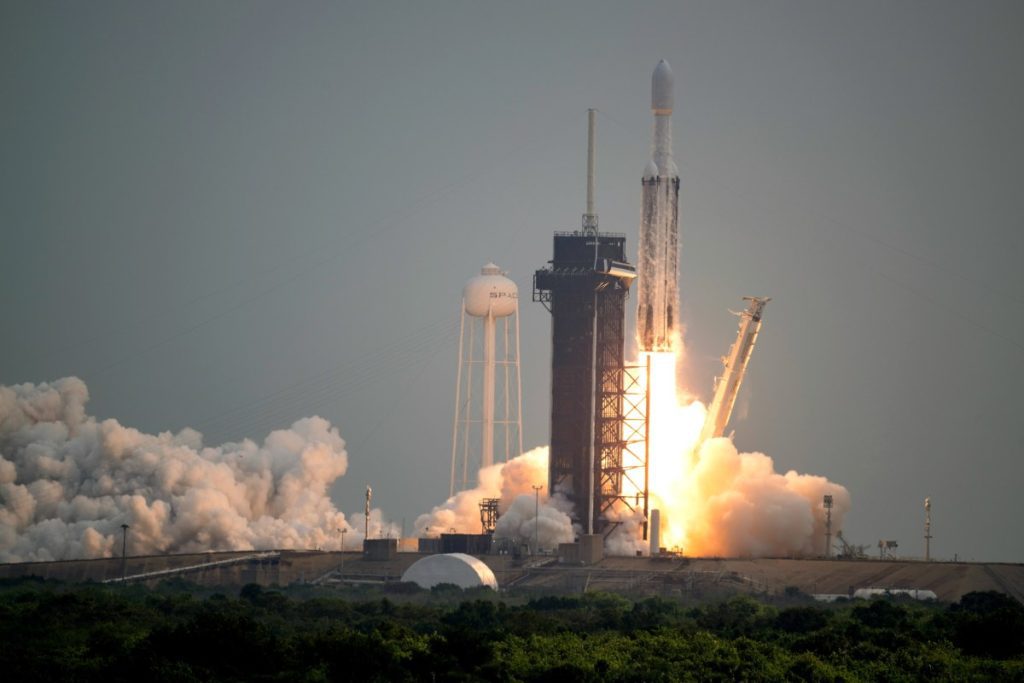 Il Falcon Heavy di SpaceX lancia la missione Psyche della NASA sull'asteroide metallico