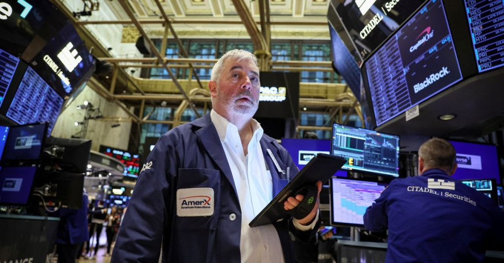 Wall Street in rialzo mentre i rendimenti dei titoli del Tesoro a 10 anni scendono sotto il 5%