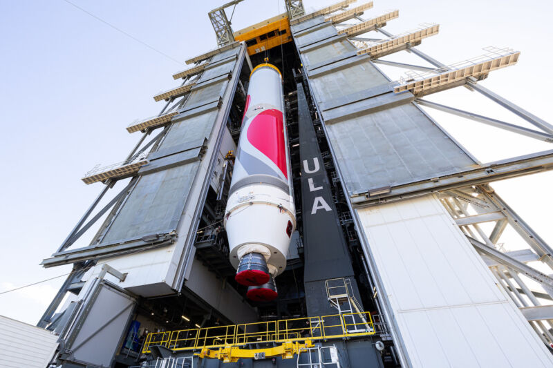 Il primo stadio del razzo Vulcan dell'ULA è stato portato sulla rampa di lancio di Cape Canaveral a gennaio.