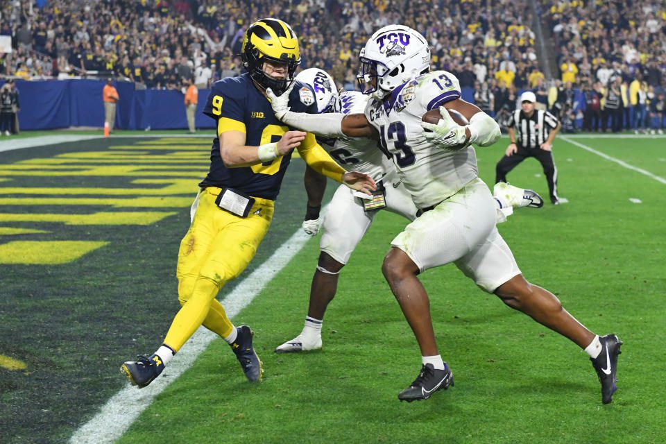 Dee Winters della TCU ha restituito un'intercettazione per un touchdown durante la vittoria degli Horned Frogs sui Michigan Wolverines nelle semifinali dei College Football Playoff il 31 dicembre.  (Norm Hall/Getty Images)