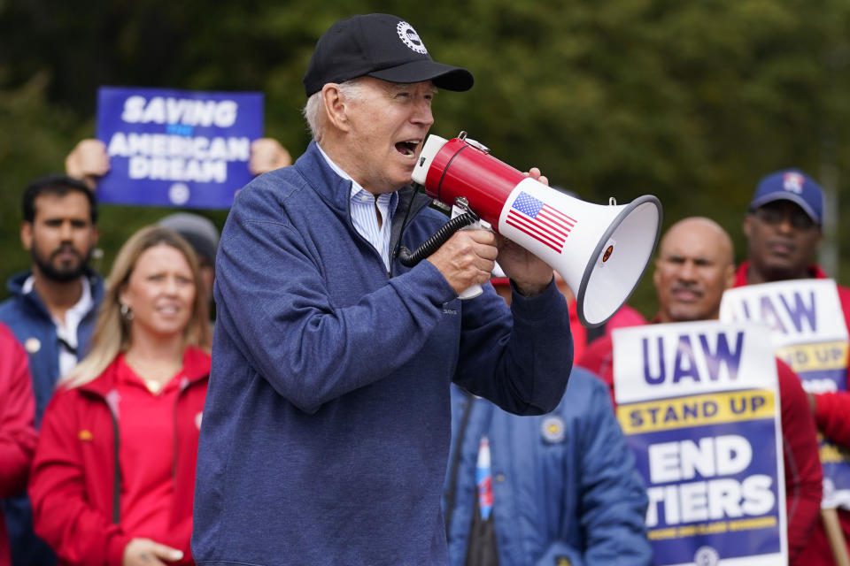 Il presidente Joe Biden si unisce allo sciopero dei lavoratori della United Auto durante un picchetto, martedì 26 settembre 2023, a Van Buren, Michigan. (AP Photo/Evan Vucci)