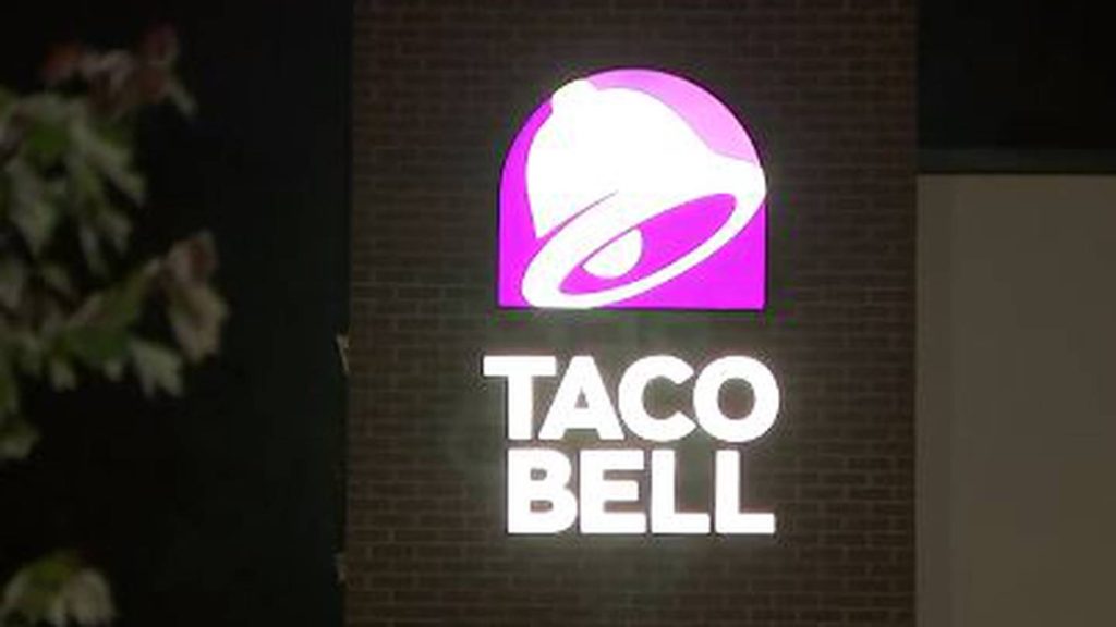 I funzionari affermano che un dipendente della Taco Bell è stato colpito più volte dal cliente - WSOC-TV