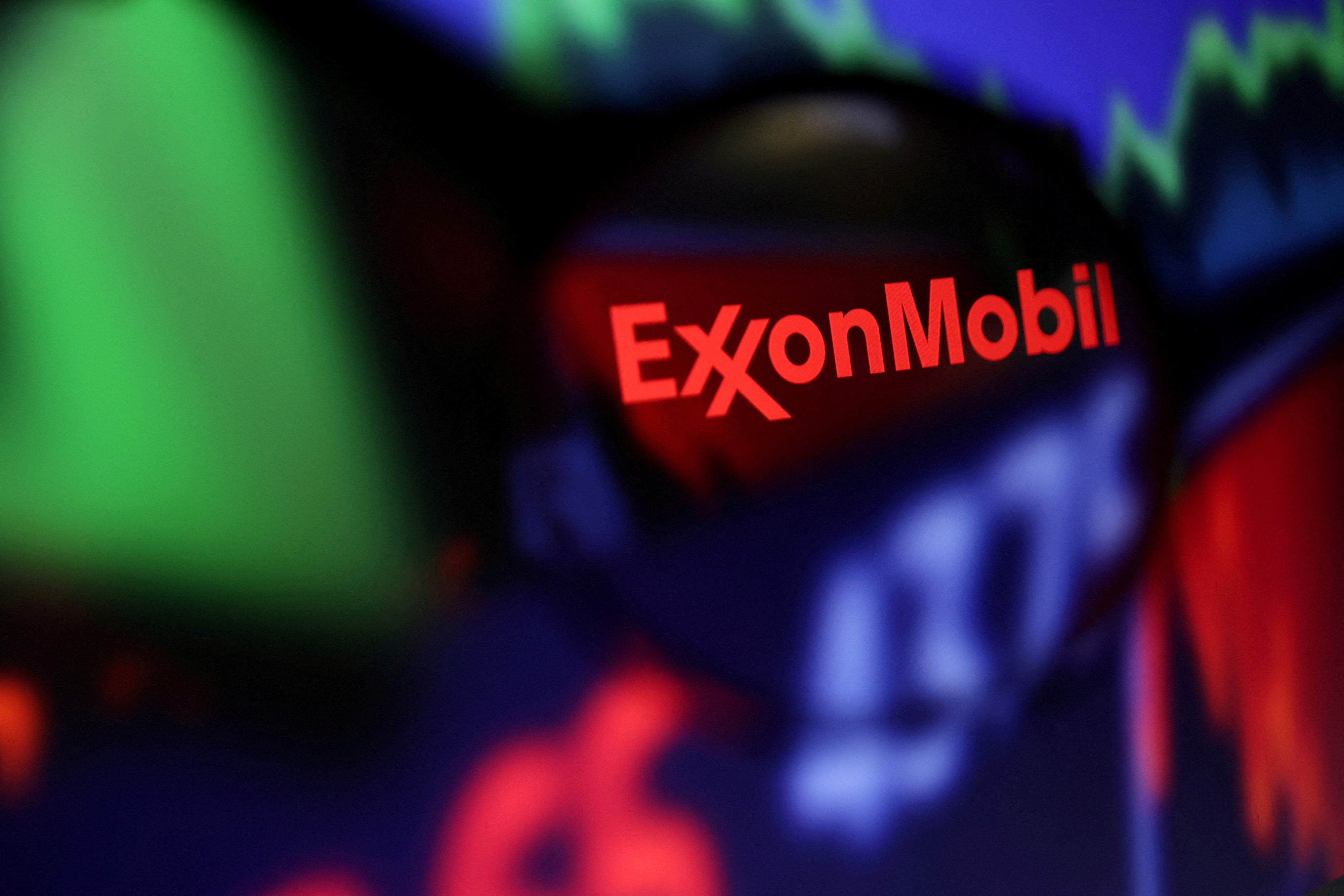 L'illustrazione mostra il logo Exxon Mobil e un grafico azionario