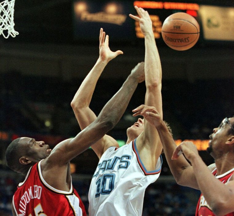 Immagine di un giocatore di basket il cui tiro è stato bloccato.