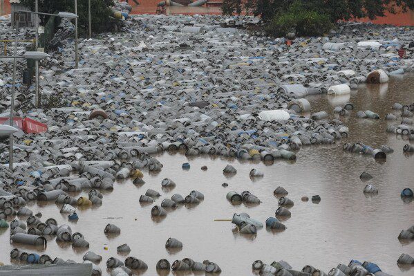 Bombole di gas galleggiano nelle acque alluvionali in un centro di distribuzione del gas dopo forti piogge a Canoas, stato di Rio Grande do Sul, Brasile, venerdì 10 maggio 2024. (AP Photo/Andre Penner)