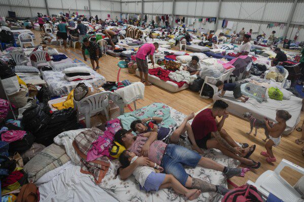 I residenti riposano in un rifugio temporaneo per le persone le cui case sono state allagate dalle forti piogge, a Canoas, stato di Rio Grande do Sul, Brasile, mercoledì 8 maggio 2024. (AP Photo/Carlos Macedo)