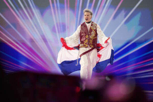 Una piccola lasagna croata in piedi durante l'esposizione della bandiera per la finale dell'Eurovision Song Contest a Malmö, in Svezia, sabato 11 maggio 2024. (AP Photo/Martin Meissner)