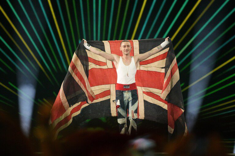 Olli Alexander del Regno Unito in piedi durante la parata delle bandiere durante la finale dell'Eurovision Song Contest a Malmö, Svezia, sabato 11 maggio 2024. (AP Photo/Martin Meissner)