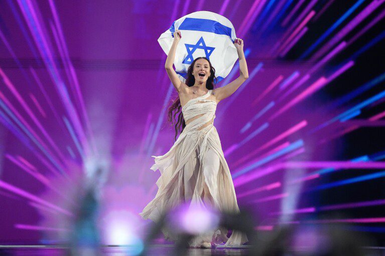 Eden Golan di Israele entra nell'arena durante la parata delle bandiere prima della gran finale dell'Eurovision Song Contest a Malmö, Svezia, sabato 11 maggio 2024. (AP Photo/Martin Meissner)