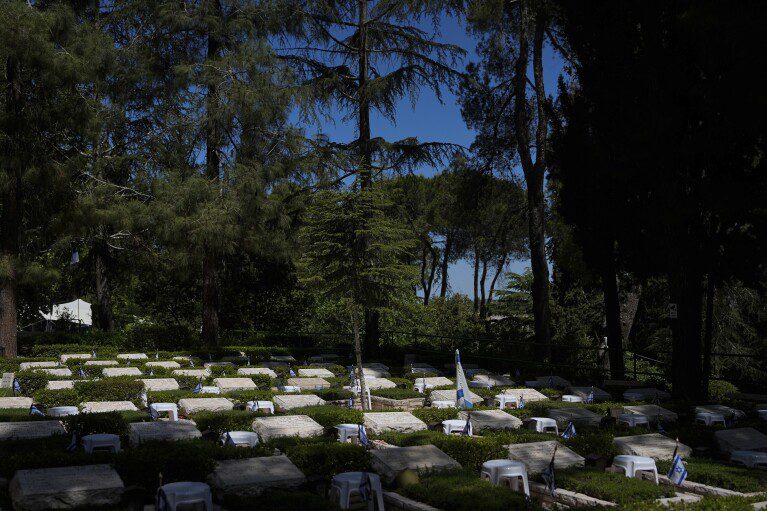 Una veduta del cimitero militare di Mount Herzl a Gerusalemme, giovedì 9 maggio 2024. Israele celebra l'annuale Giorno della Memoria per commemorare i soldati morti nei conflitti del Paese, a partire dal tramonto di domenica 12 maggio fino alla sera di lunedì 13 maggio.  (AP Photo/Ohad Zweigenberg)
