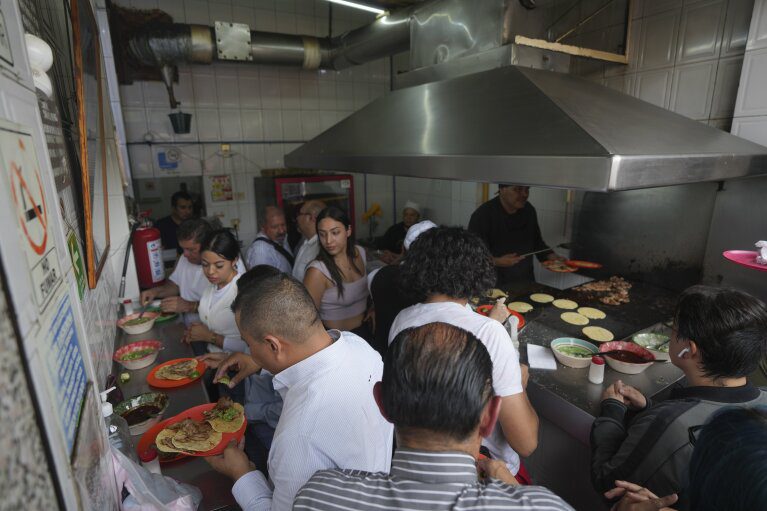 Una vista dall'alto di Tacos El Califa de León, a Città del Messico, mercoledì 15 maggio 2024. Tacos El Califa de León è il primo stand di tacos a ricevere una stella Michelin dalla guida gastronomica francese.  (AP Photo/Fernando Llano)