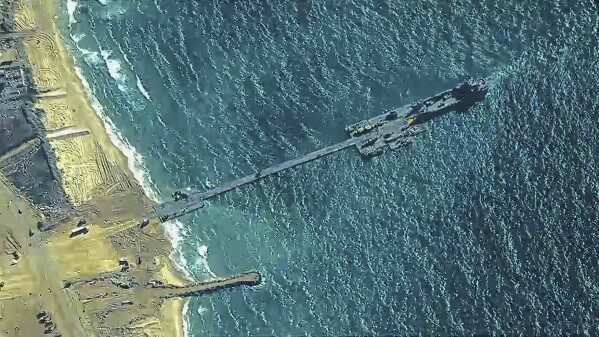 La foto, fornita dal Comando Centrale degli Stati Uniti, mostra i soldati dell'esercito americano assegnati alla 7a brigata di trasporto (di spedizione), i marinai della marina americana assegnati al battaglione di costruzione anfibio 1 e le forze di difesa israeliane che posano il molo del Tridente sulla costa della Striscia di Gaza Giovedì.  16 maggio 2024. La banchina temporanea fa parte della capacità logistica congiunta sopra la spiaggia.  L’esercito americano ha terminato l’installazione del bacino galleggiante giovedì, mentre i funzionari si preparavano a iniziare a trasportare gli aiuti umanitari tanto necessari nella Striscia, che è stata assediata da sette mesi di intensi combattimenti nella guerra tra Israele e Hamas.  (Comando centrale degli Stati Uniti tramite AP)