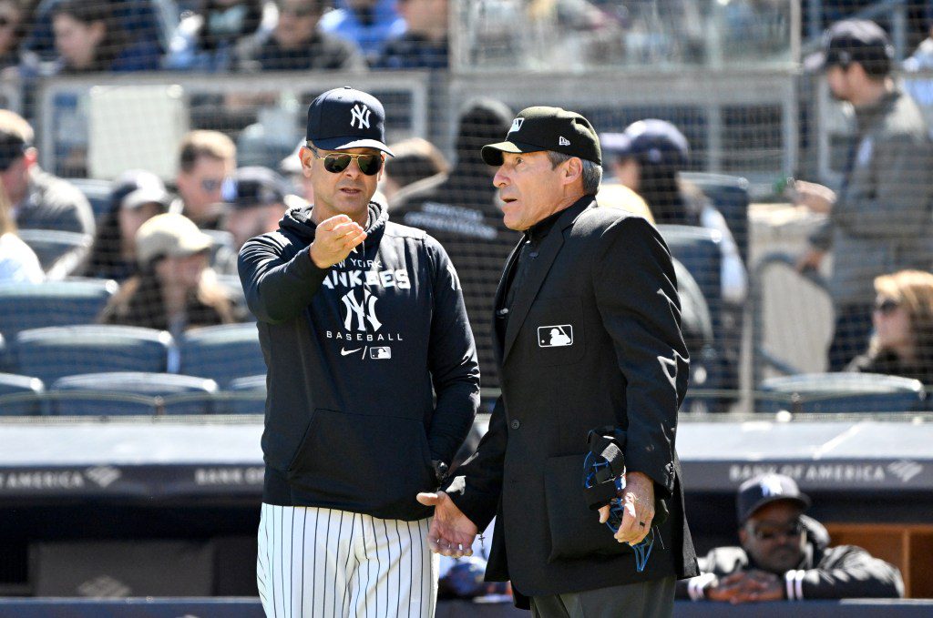 Il manager degli Yankees Aaron Boone discute con l'arbitro Angel Hernandez il 7 aprile 2024.