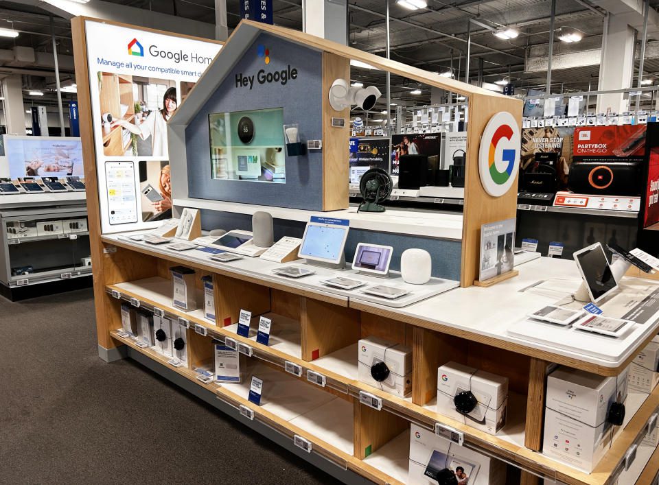 Visualizza Google Home, gestisci tutti i tuoi dispositivi intelligenti compatibili, Best Buy, Queens, NY.  (Foto di: Lindsay Nicholson/UCG/Universal Image Collection tramite Getty Images)