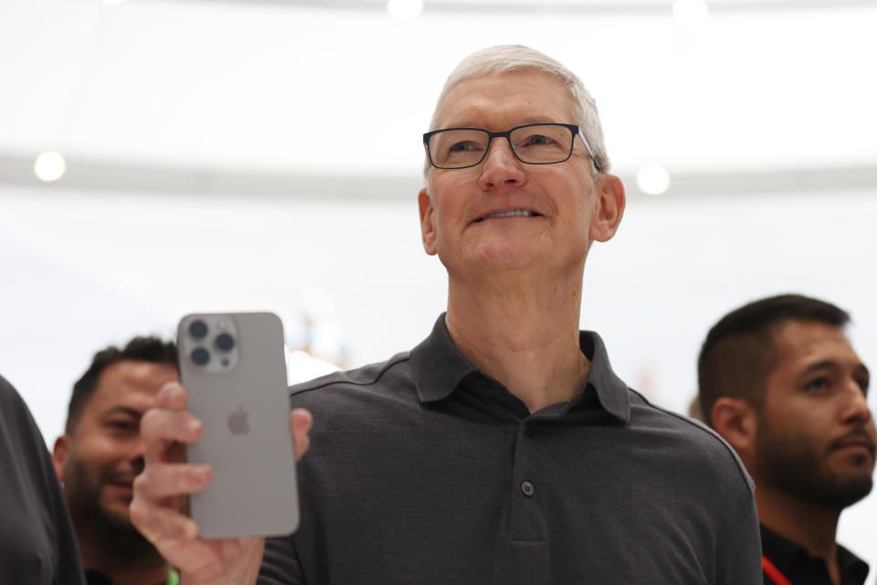 CUPERTINO, CA - 12 SETTEMBRE: Il CEO di Apple Tim Cook tiene in mano un nuovo iPhone 15 Pro durante un evento Apple il 12 settembre 2023 a Cupertino, California.  Apple ha rivelato la sua gamma delle ultime versioni di iPhone 15 e altri aggiornamenti di prodotto durante l'evento.  (Foto di Justin Sullivan/Getty Images)