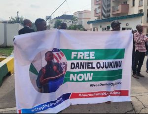 Uno striscione che chiede il rilascio di Daniel Ojukwu durante una protesta presso il quartier generale delle forze armate ad Abuja giovedì [Credit: @BukkyShonibare]