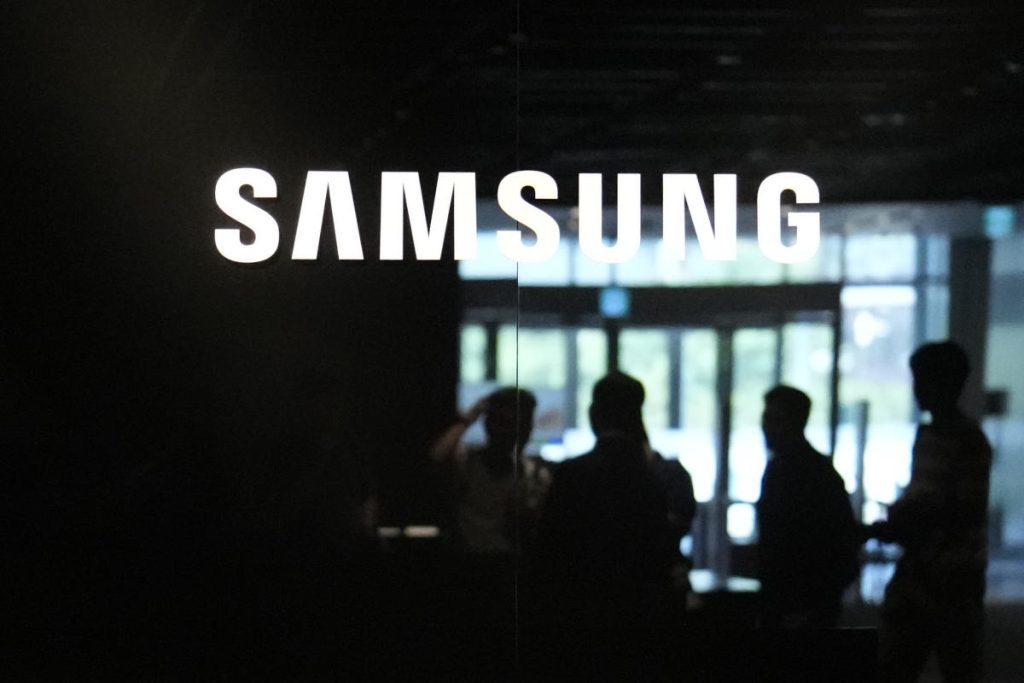 Secondo quanto riferito, Samsung sta chiedendo alle officine di riparazione indipendenti di monitorare i clienti che utilizzano parti aftermarket