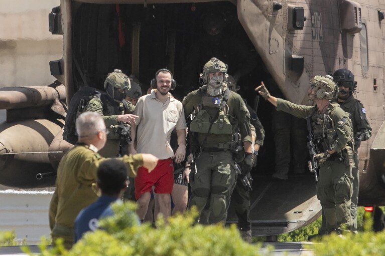Andrei Kozlov, 27 anni, rapito da Israele in un attacco guidato da Hamas il 7 ottobre 2023, arriva in elicottero al Sheba Medical Center di Ramat Gan, Israele, sabato 8 giugno 2024. (AP Photo/Tomer Appelbaum) (AP Photo ) Stampa/Tomer Appelbaum)
