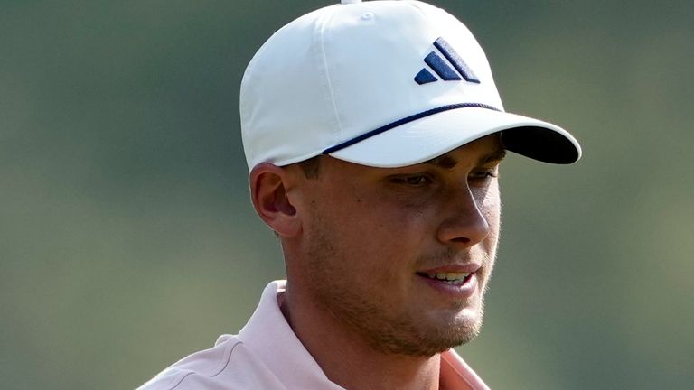 Ludwig Aberg, svedese, saluta dopo aver colpito la 12a buca durante il secondo round del torneo di golf US Open venerdì 14 giugno 2024, a Pinehurst, Carolina del Nord (AP Photo/Matt York).