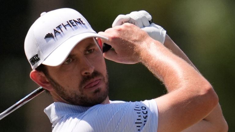 Patrick Cantlay guarda il suo tee shot all'ottava buca durante il secondo round del torneo di golf US Open venerdì 14 giugno 2024, a Pinehurst, Carolina del Nord (AP Photo/George Walker IV) 