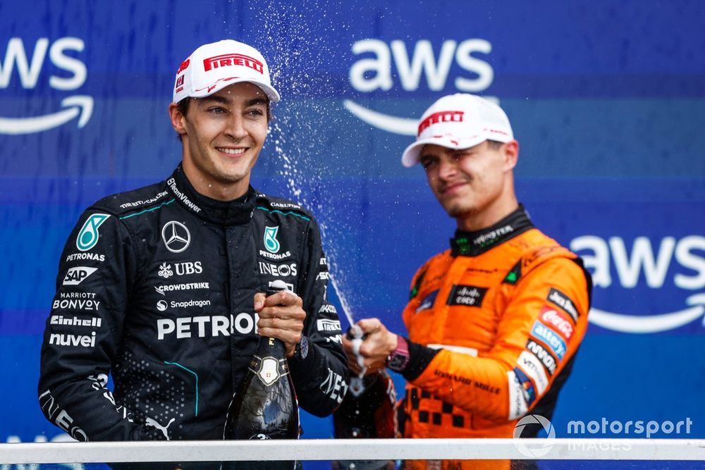 George Russell, Mercedes-AMG Formula 1 Team, terzo classificato, Lando Norris, McLaren Formula 1 Team, secondo classificato, sul podio con lo Champagne