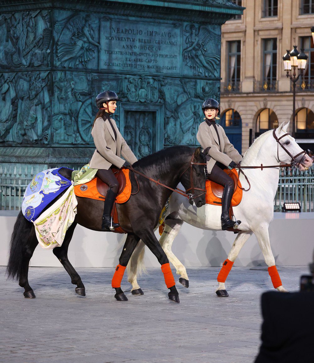 Kendall Jenner e Gigi Hadid cavalcano cavalli indossando look equestri abbinati al Vogue World Show di Parigi