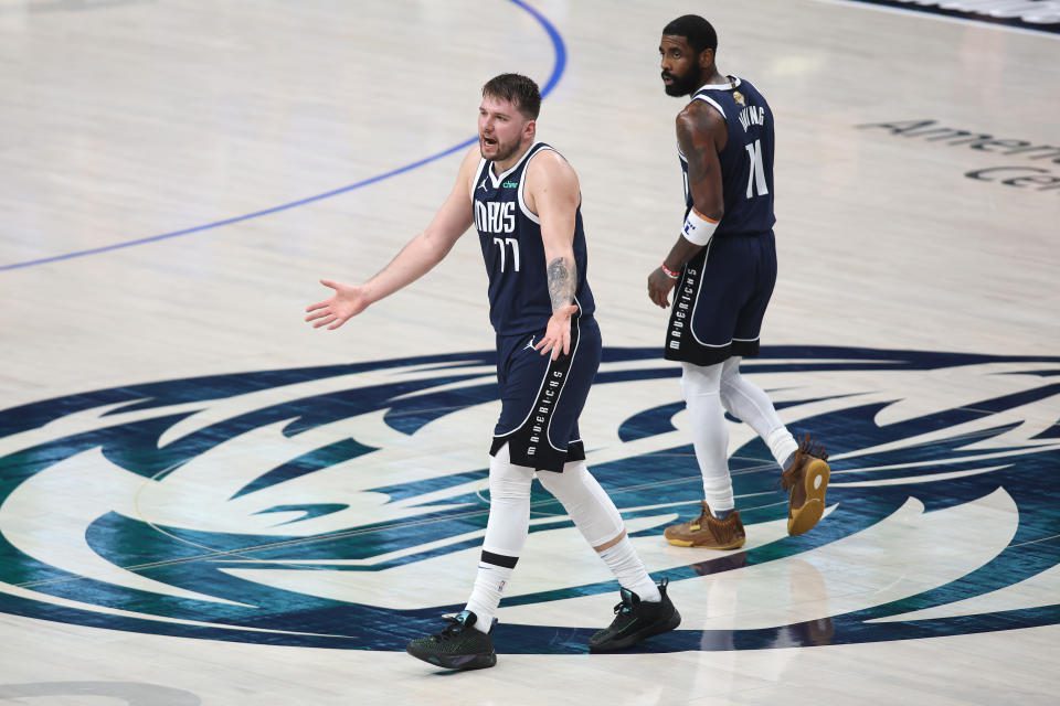 DALLAS, TX - 12 GIUGNO: Luka Doncic n. 77 dei Dallas Mavericks reagisce nel terzo quarto contro i Boston Celtics in Gara 3 delle finali NBA 2024 all'American Airlines Center il 12 giugno 2024 a Dallas, Texas.  NOTA PER L'UTENTE: l'utente riconosce e accetta espressamente che, scaricando o utilizzando questa immagine, accetta i termini e le condizioni del contratto di licenza Getty Images.  (Foto di Tim Hittman/Getty Images)