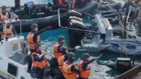 Uno screenshot di un video diffuso dall'esercito filippino che mostra le navi della guardia costiera cinese che si scontrano con lo scafo dei gommoni della marina filippina.