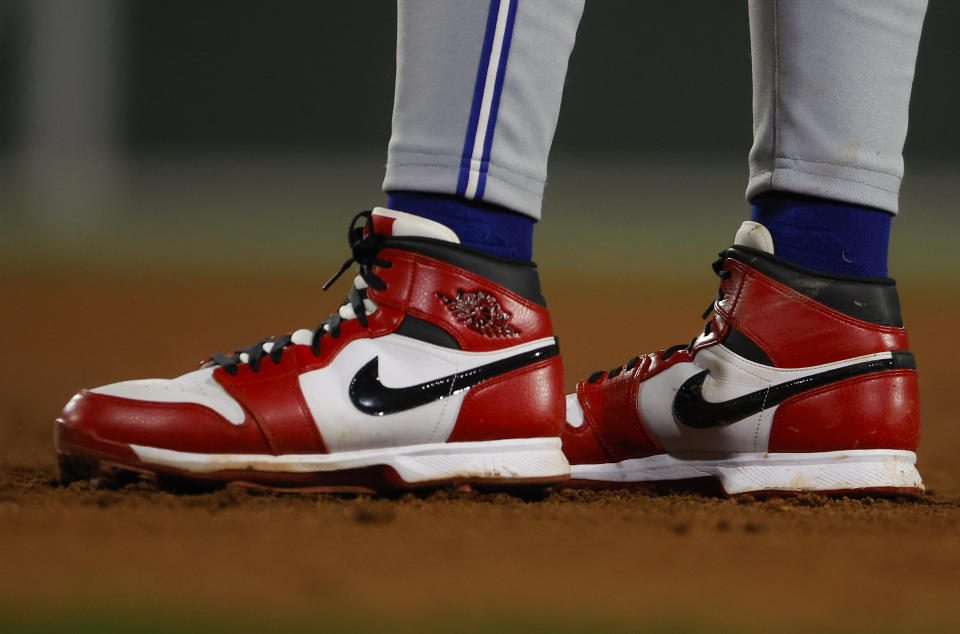 BOSTON, MA - 25 GIUGNO: Il primo baseman dei Toronto Blue Jays Vladimir Guerrero Jr. indossa una tacchetta Nike rossa e bianca.  (Foto di: Matthew J. Lee/The Boston Globe tramite Getty Images)