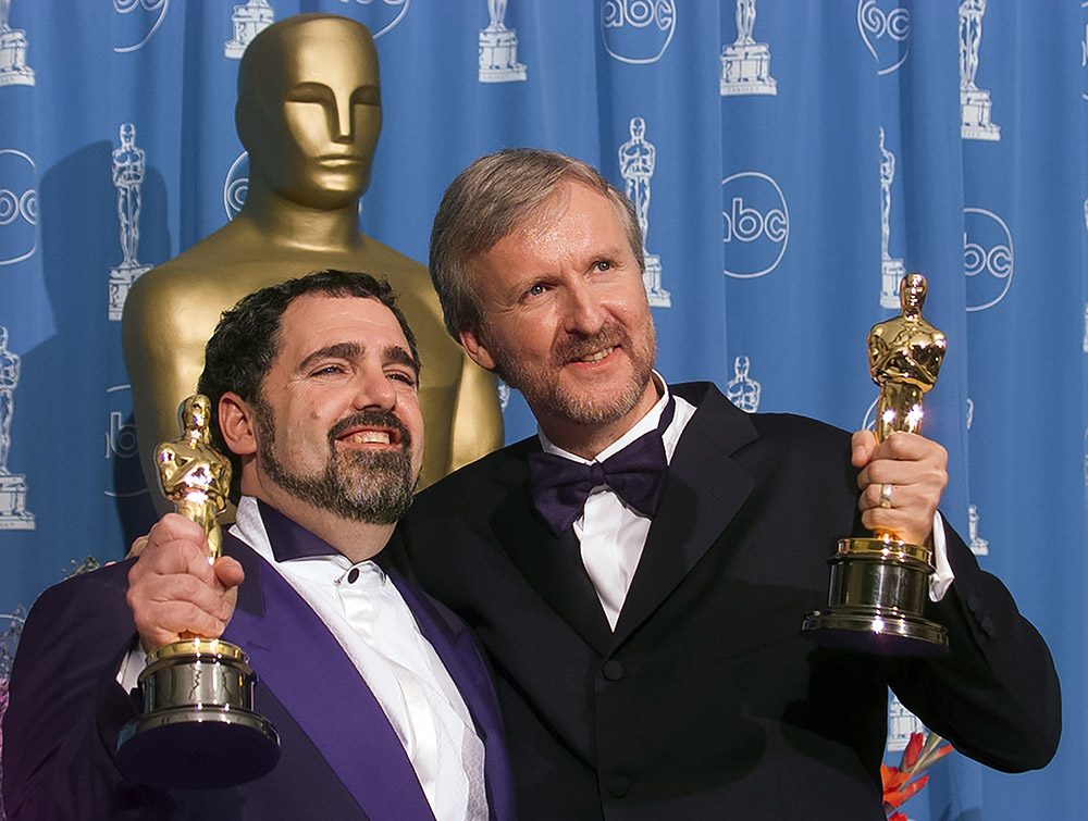 Il produttore John Landau e il regista James Cameron nel backstage con l'Oscar per il miglior film 