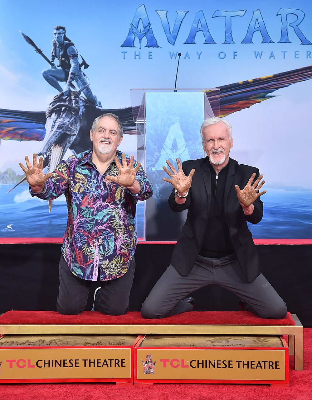 John Lando e James Cameron partecipano al gala Hand and Footprints in onore dei registi di Avatar The Way Of Water James Cameron e John Lando al TCL Chinese Theatre di Hollywood, California, il 12 gennaio 2023.